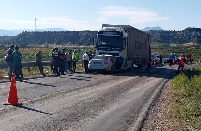 Otomobil ile TIR kafa kafaya çarpıştı: Anne ve kızı öldü, baba ağır yaralandı