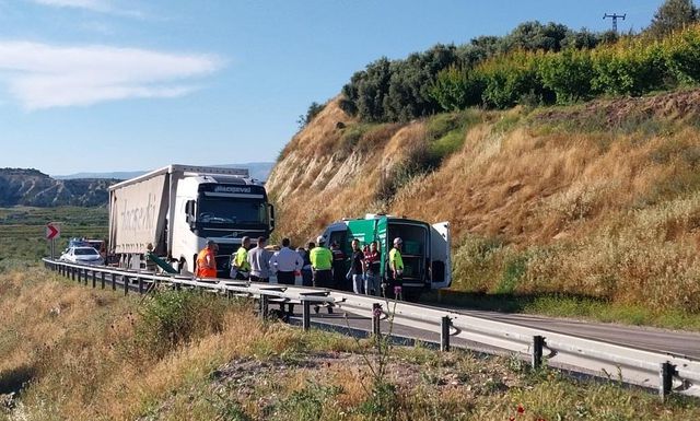 Otomobil ile TIR kafa kafaya çarpıştı: Anne ve kızı öldü, baba ağır yaralandı