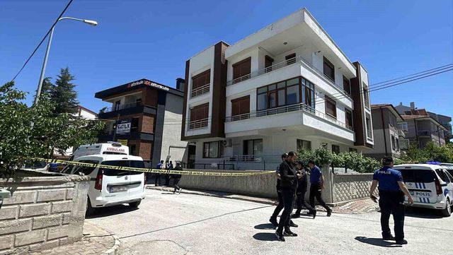 Dehşet evi! Ailesini katledip yan sokakta yakalandı