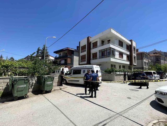 Dehşet evi! Ailesini katledip yan sokakta yakalandı