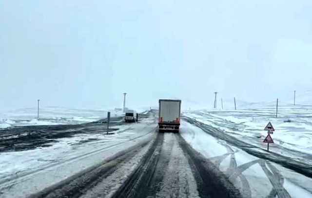 Mayıs'ta kar sürprizi: Ilgar Dağı Geçidi'nde tırlar yolda kaldı