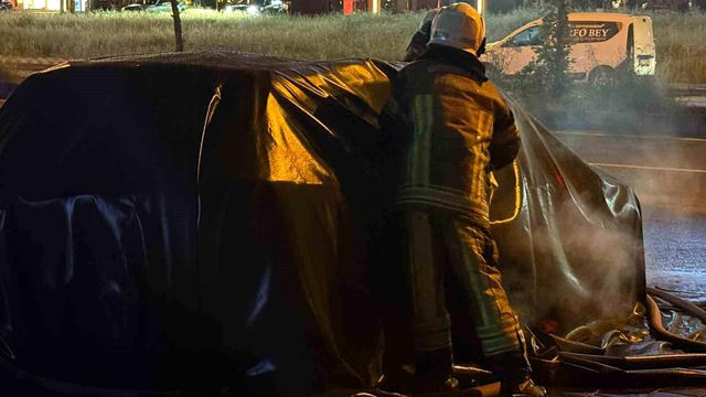 Elektrikli araç seyir halindeyken alev alev yandı