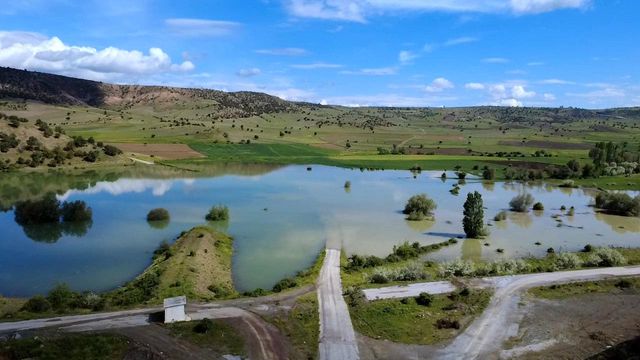 Böylesi görülmedi! Yağışlar sonrası köyün kara ile bağlantısı kesildi