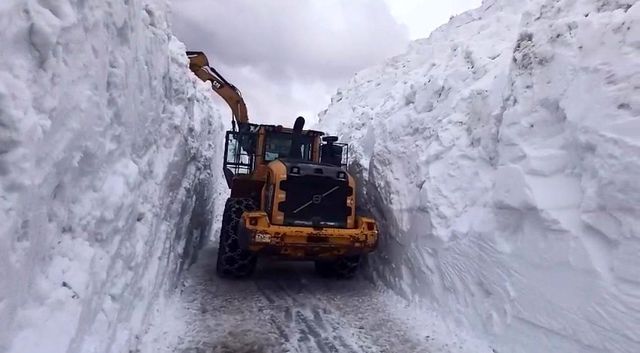 Yüksekova'da Kar Tünelleri Oluştu