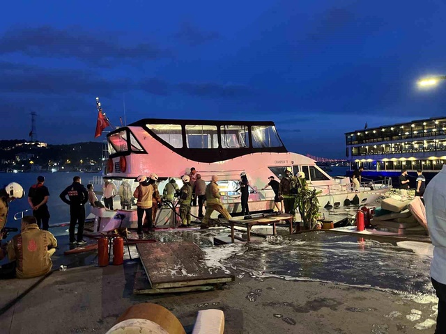 Bebek Sahili'nde teknede çıkan yangın söndürüldü