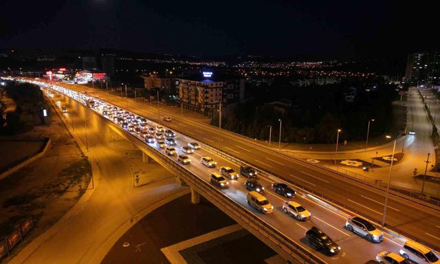 Tatilciler dönüş yolunda: 43 ilin geçiş noktasında kilometrelerce kuyruk