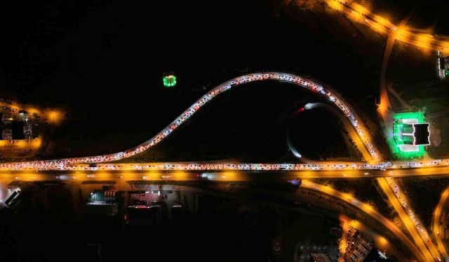 Tatilciler dönüş yolunda: 43 ilin geçiş noktasında kilometrelerce kuyruk