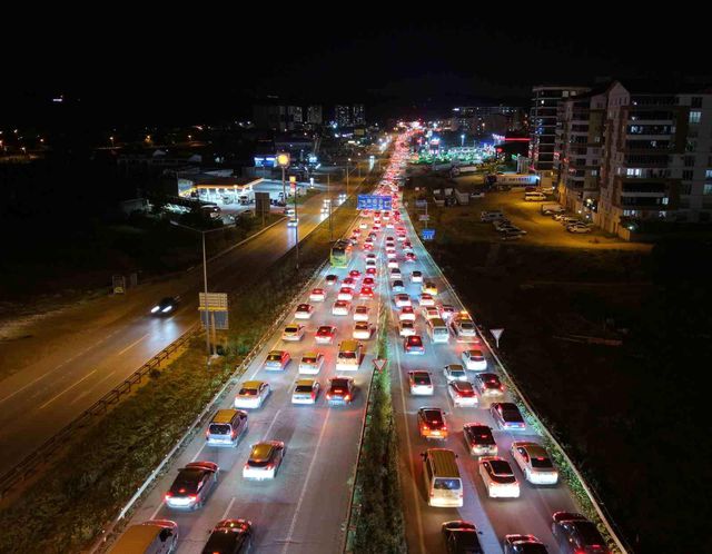 Tatilciler dönüş yolunda: 43 ilin geçiş noktasında kilometrelerce kuyruk