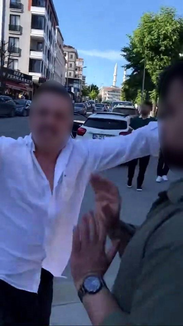 Tutanak tutmak isterken hem darbedildi hem de ceza yedi: O anlar kamerada
