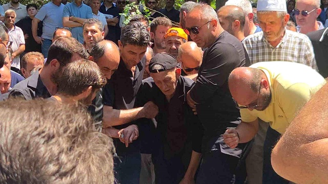 Kanser hastası babayı yıkan haber: İki çocuğunu yan yana defnetti