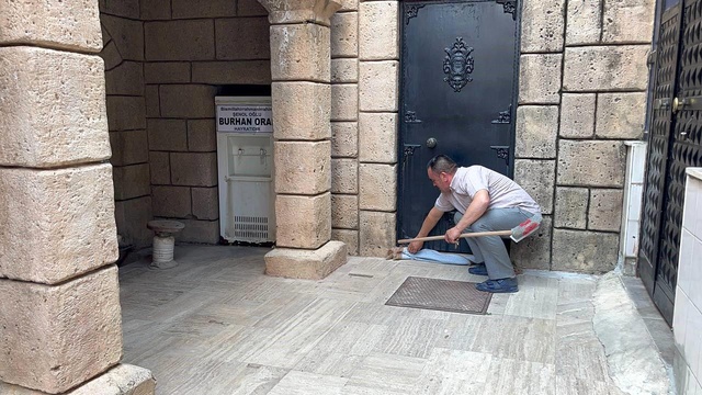 Cami kapısında namaza gelen cemaati şoke eden manzara