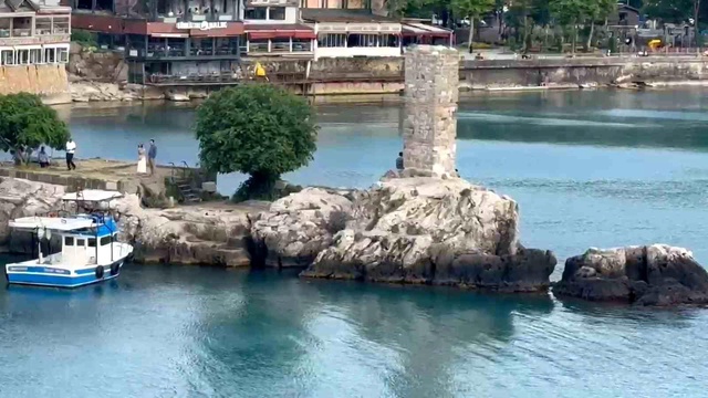 Tarihi yapıları sprey boyayla boyadılar