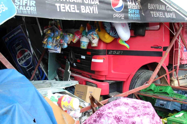 Adana'da Kamyon Bakkala Daldı