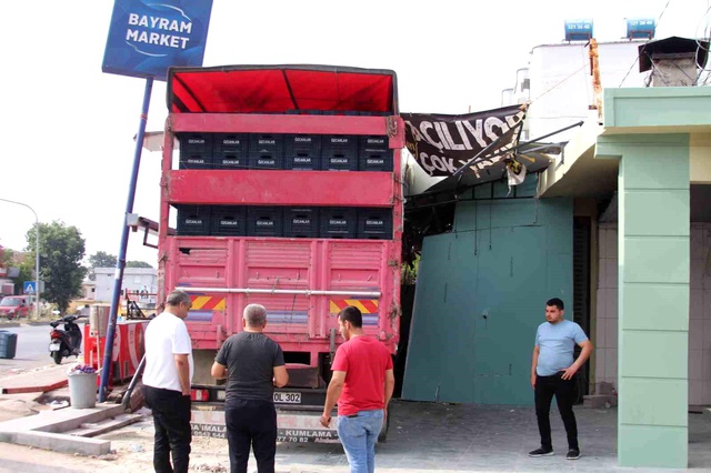 Adana'da Kamyon Bakkala Daldı