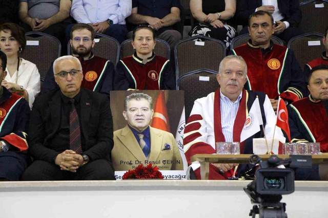 Amasya Üniversitesi'nde hüzünlü mezuniyet: İki kayıp anıldı