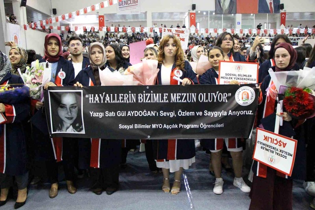 Amasya Üniversitesi'nde hüzünlü mezuniyet: İki kayıp anıldı