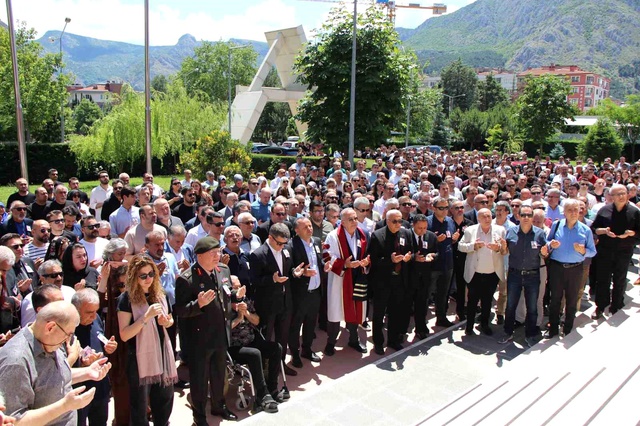 Amasya Üniversitesi'nde hüzünlü mezuniyet: İki kayıp anıldı