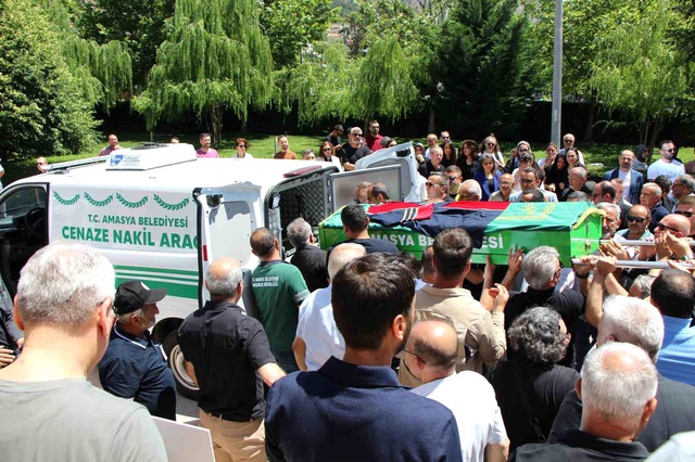 Amasya Üniversitesi'nde hüzünlü mezuniyet: İki kayıp anıldı