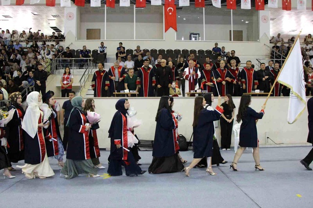 Amasya Üniversitesi'nde hüzünlü mezuniyet: İki kayıp anıldı