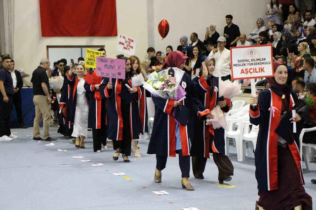 Amasya Üniversitesi'nde hüzünlü mezuniyet: İki kayıp anıldı