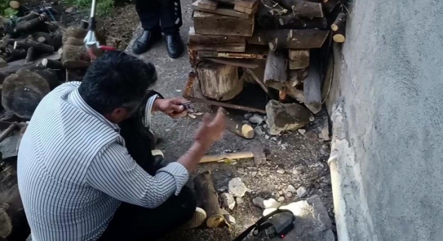 Hindistan değil Türkiye! Bakmaya bile korkanlar varken koca yılanı koluna doladı