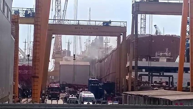 Tuzla'da Tersanede Yangın