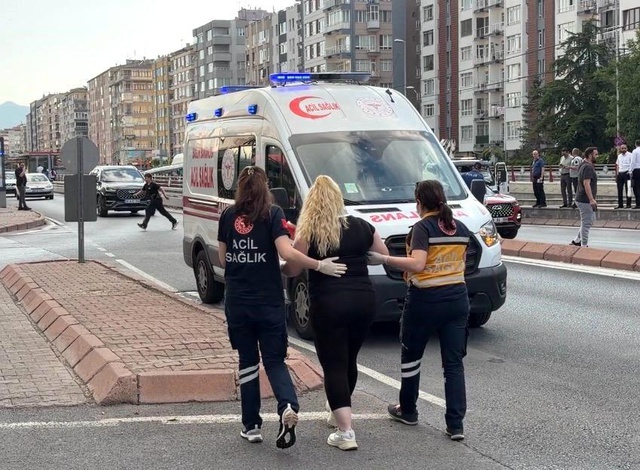 Otomobilin çarptığı refüjden kopan taşlar tramvaydan içeri girdi: 4 yolcu yaralı
