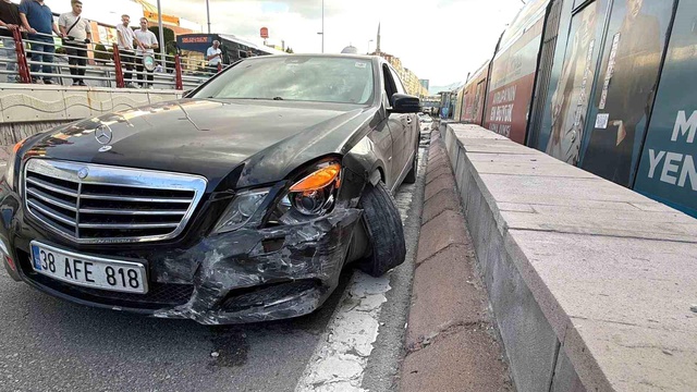 Otomobilin çarptığı refüjden kopan taşlar tramvaydan içeri girdi: 4 yolcu yaralı