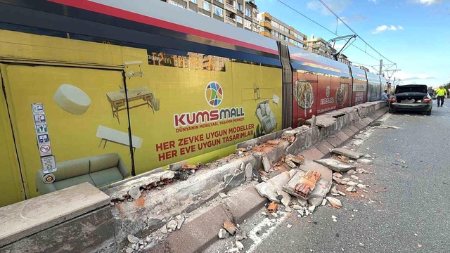 Otomobilin çarptığı refüjden kopan taşlar tramvaydan içeri girdi: 4 yolcu yaralı