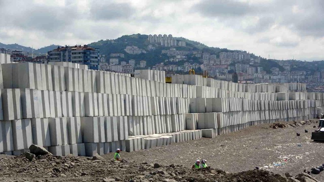 Devasa bloklar Faroz Limanı'na dizildi, görenler Çin Seddi'ne benzetti
