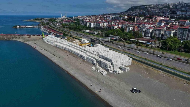 Devasa bloklar Faroz Limanı'na dizildi, görenler Çin Seddi'ne benzetti