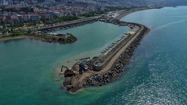 Devasa bloklar Faroz Limanı'na dizildi, görenler Çin Seddi'ne benzetti