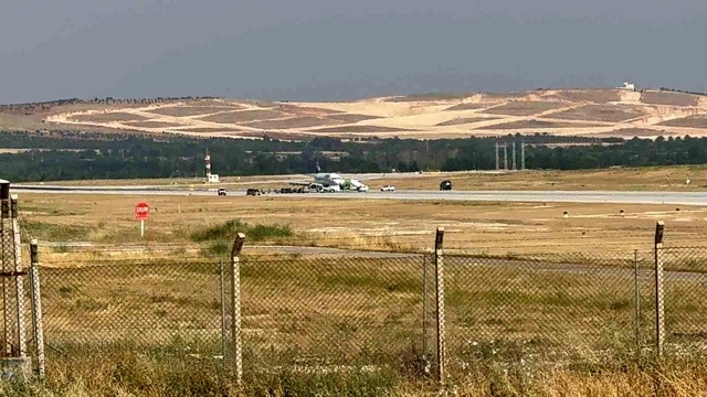 İniş takımı arızalanan SunExpress uçağı paniğe neden oldu