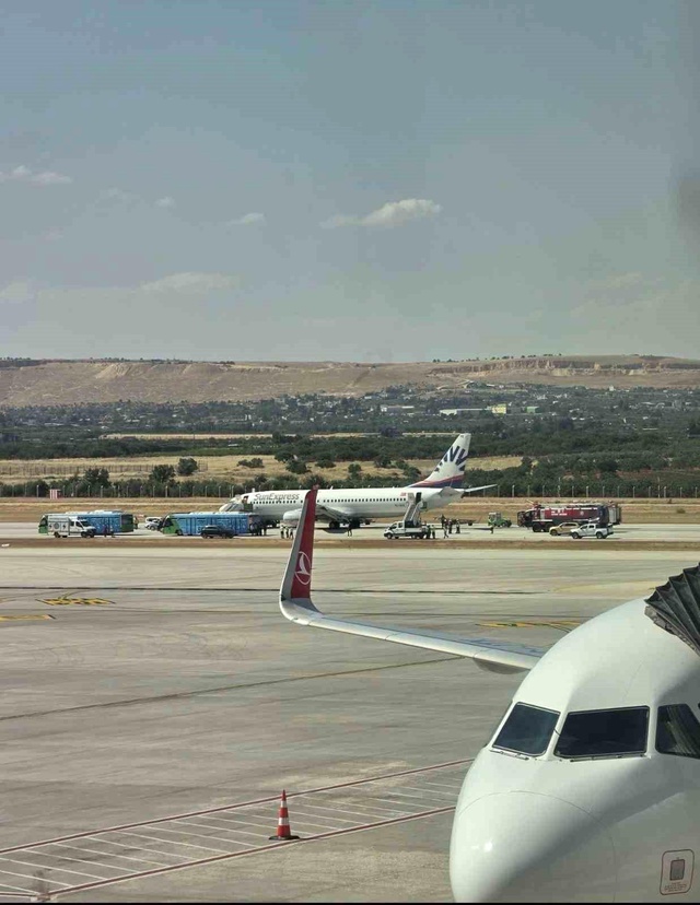 İniş takımı arızalanan SunExpress uçağı paniğe neden oldu
