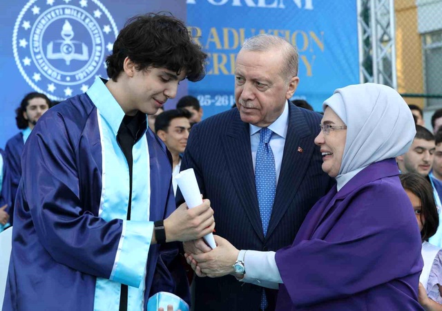 Cumhurbaşkanı Erdoğan'ın torunu Ömer Tayyip mezun oldu! Diplomasını bizzat kendi verdi