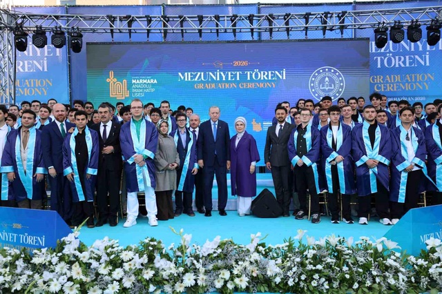 Cumhurbaşkanı Erdoğan'ın torunu Ömer Tayyip mezun oldu! Diplomasını bizzat kendi verdi