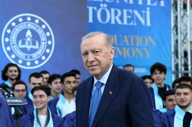 Cumhurbaşkanı Erdoğan'ın torunu Ömer Tayyip mezun oldu! Diplomasını bizzat kendi verdi