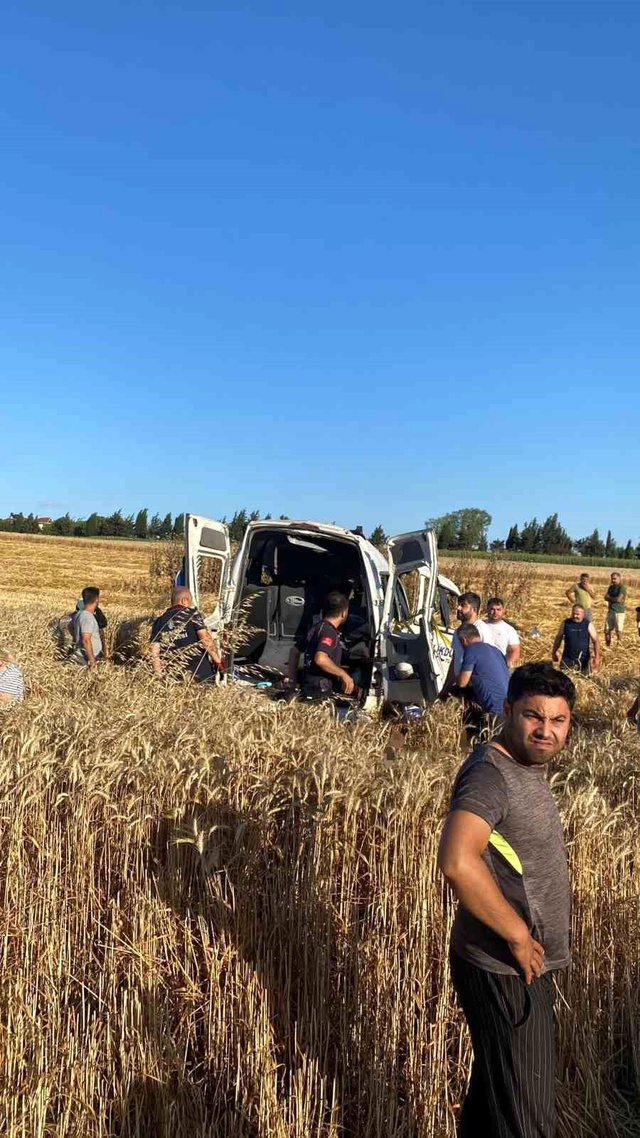 Silivri'de yolcu minibüsü tarlaya uçtu: 2 ölü, 10 yaralı