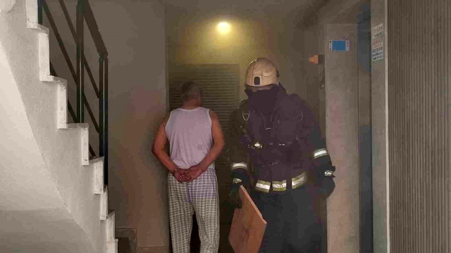 Annesiyle kumanda kavgasına girdi, odasını ateşe verdi