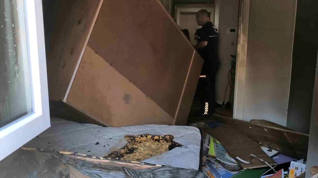 Annesiyle kumanda kavgasına girdi, odasını ateşe verdi