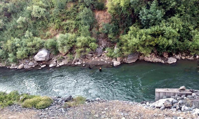 Bitlis'te dereye giren 3 kardeşten biri hayatını kaybetti, birini babası kurtardı, diğeri ise kayıp
