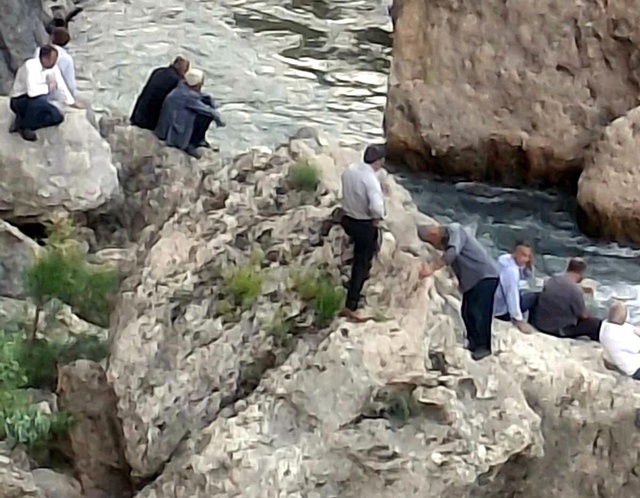 Bitlis'te dereye giren 3 kardeşten biri hayatını kaybetti, birini babası kurtardı, diğeri ise kayıp
