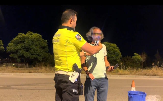 Polislere selam vermek için gitti, 50 bin ceza yeyip ehliyetinden oldu