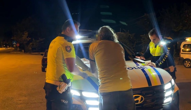 Polislere selam vermek için gitti, 50 bin ceza yeyip ehliyetinden oldu