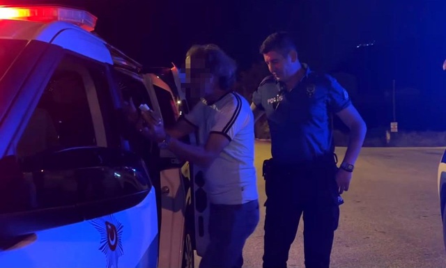 Polislere selam vermek için gitti, 50 bin ceza yeyip ehliyetinden oldu