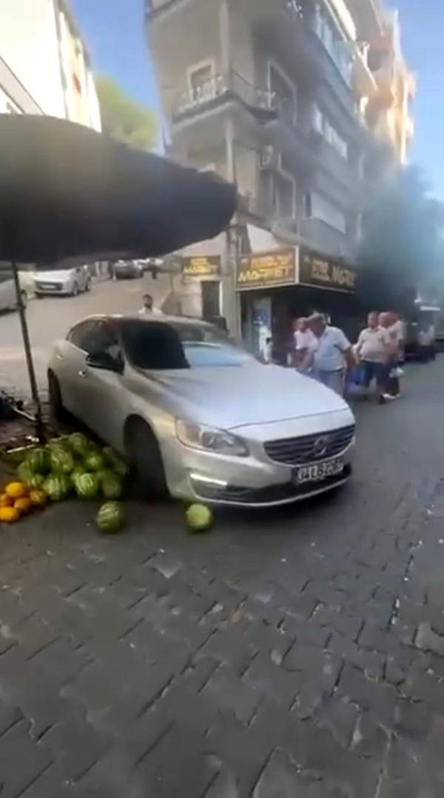 Lüks araç pazarcının emeğini ezdi geçti