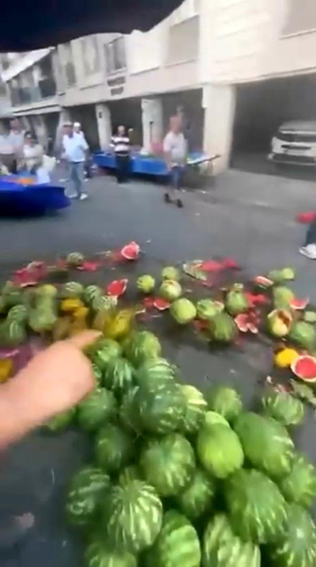 Lüks araç pazarcının emeğini ezdi geçti