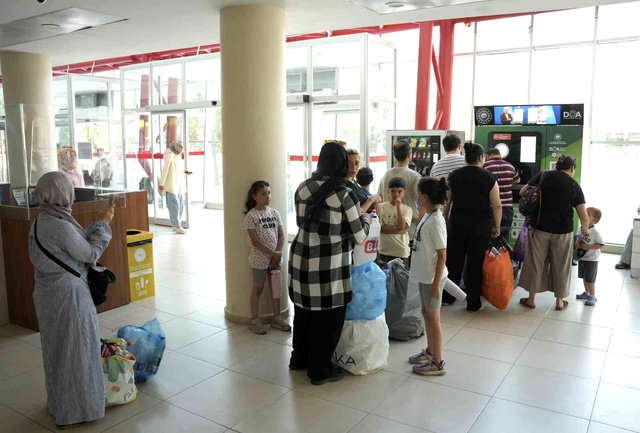 İlk gününde yoğun ilgi! Depozito makineleri önünde metrelerce sıra