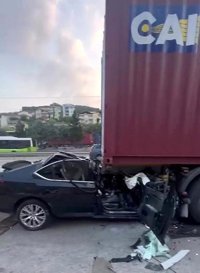 Tırın altına giren otomobilden acı haber! Baba ile oğlu hayatını kaybetti