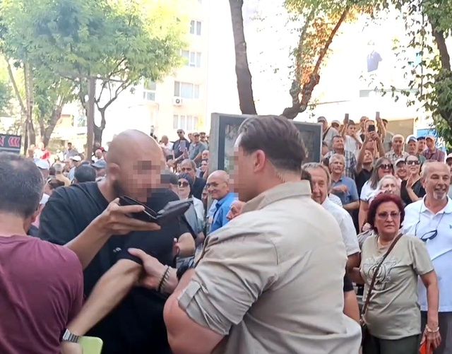 Özgür Özel’in korumasından gazetecilere peş peşe fiziki müdahale